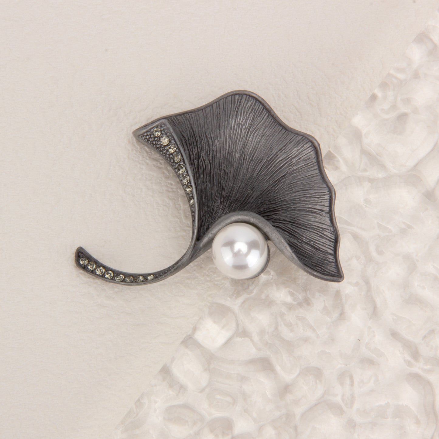 UJOY Silver Ginkgo Biloba Pearl Brooch Lapel Pin Wedding Accessories Brooch Pin Jewelry Gift for Wife Mom