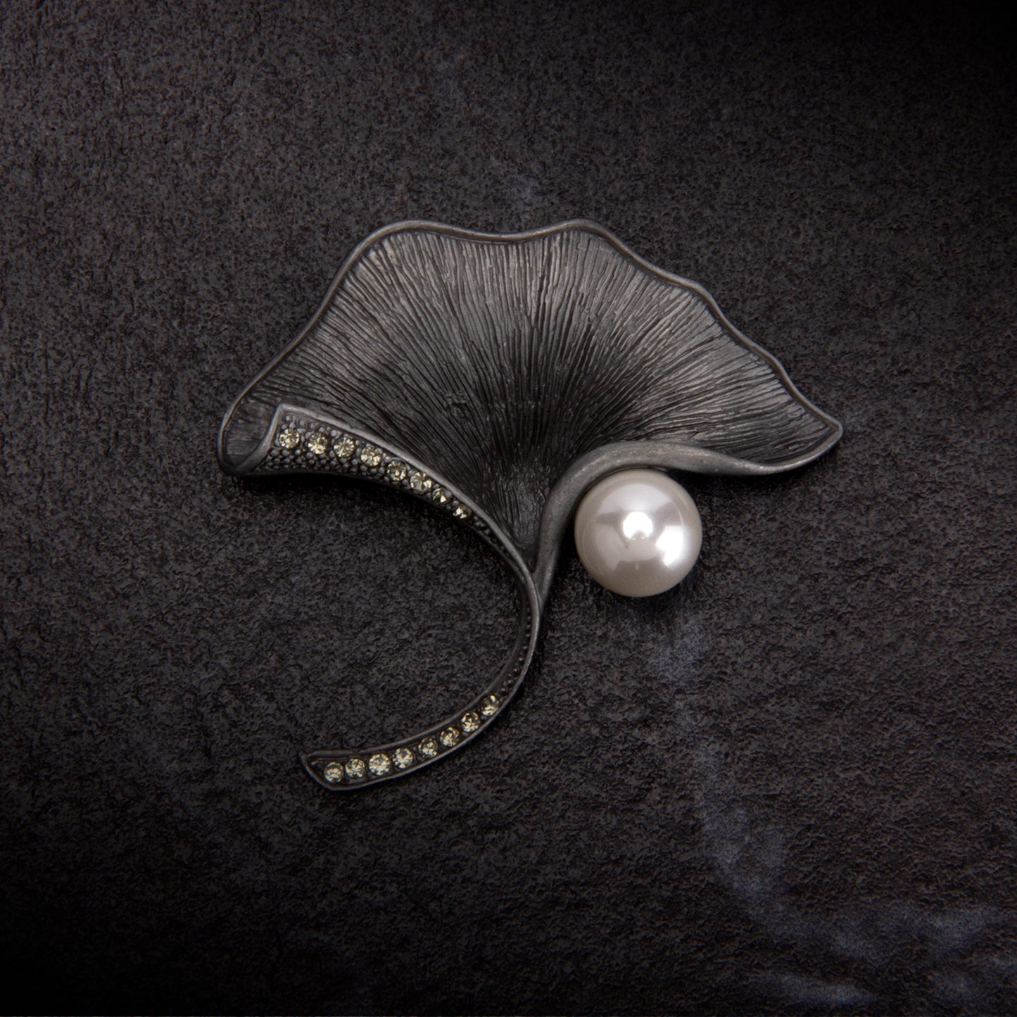UJOY Silver Ginkgo Biloba Pearl Brooch Lapel Pin Wedding Accessories Brooch Pin Jewelry Gift for Wife Mom