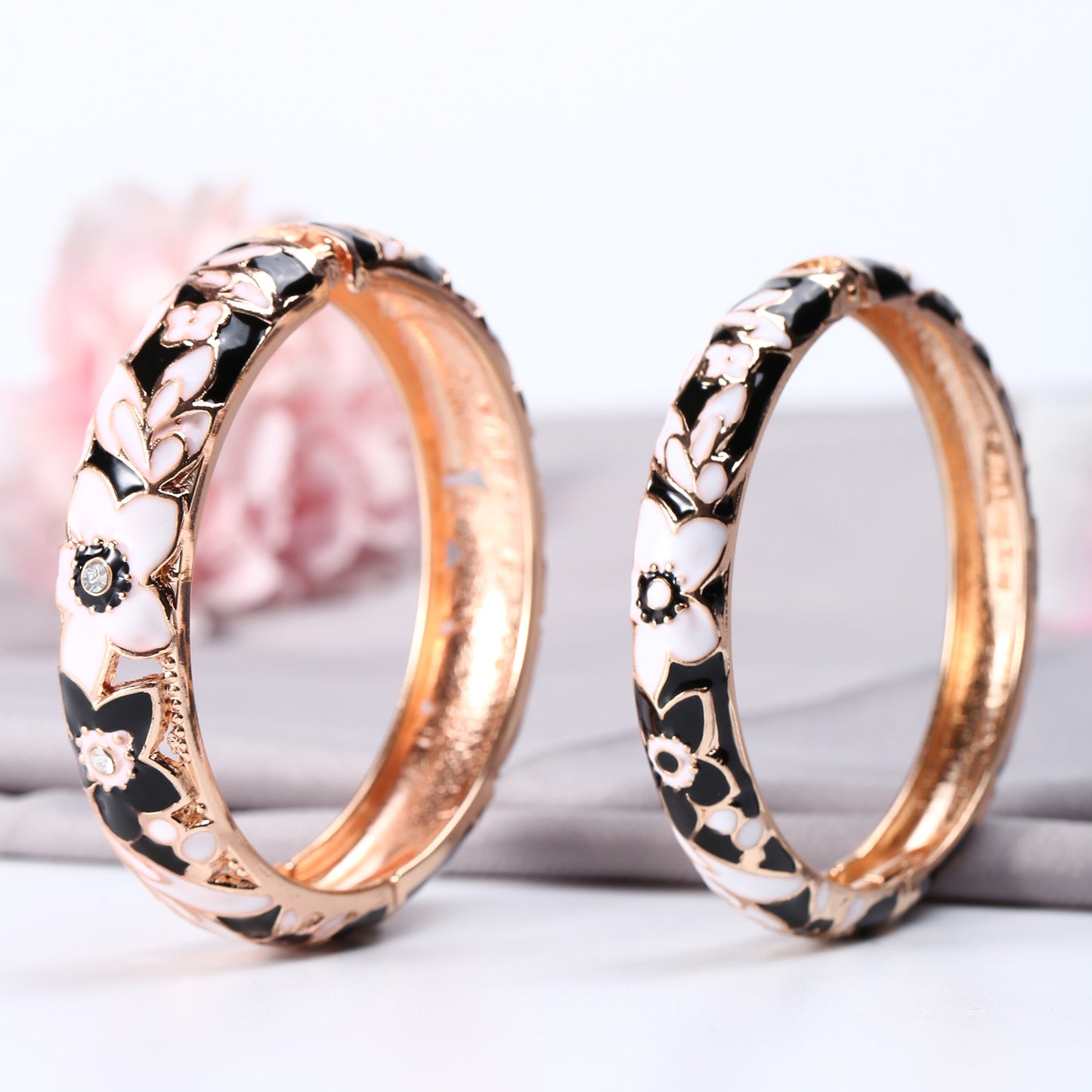 UJOY classic black white hinge bangles set star flower design