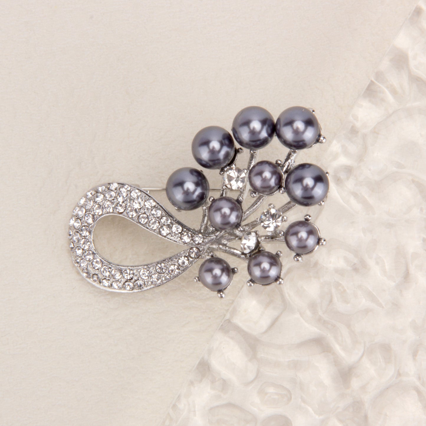UJOY Pearl-flowered Brooch Fashion Diamond-encrusted Brooch Gifts for Women Wife Duaghter Teacher