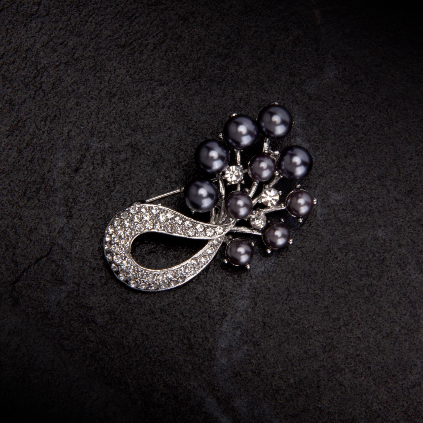 UJOY Pearl-flowered Brooch Fashion Diamond-encrusted Brooch Gifts for Women Wife Duaghter Teacher