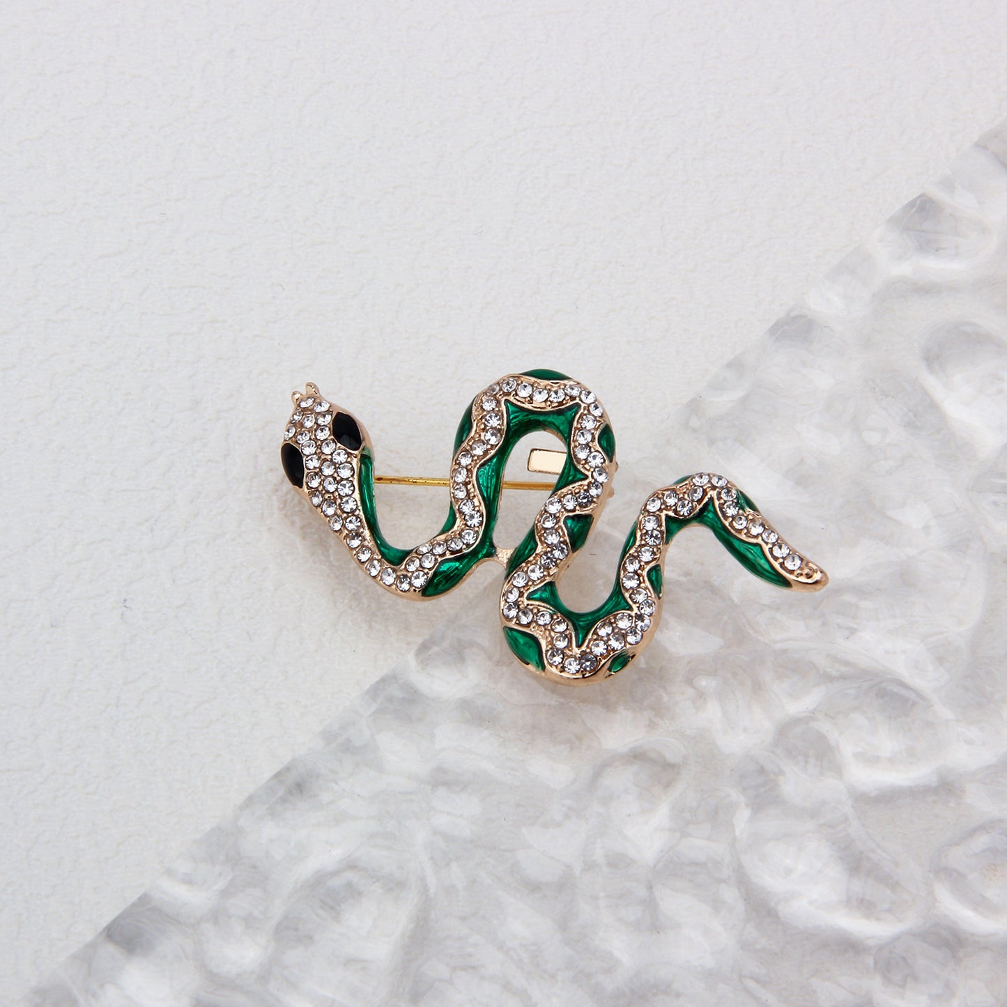 UJOY Emerald Serpentine Crystal Brooch Fashion Diamond Brooch Gifts for Unisex