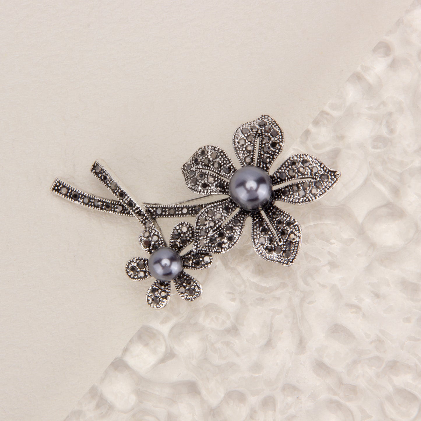UJOY Silver Pearl Brooch with Diamond Brooch Fashionable Brooch Gifts for Women Duaghter Teacher
