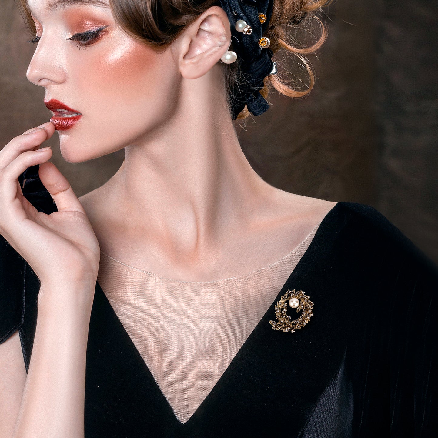 UJOY Vintage-style Pearl Brooch Lapel Pin Wedding Accessories Brooch Pin Jewelry Gift for Wife Mom