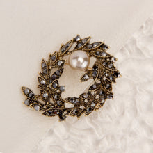 Load image into Gallery viewer, UJOY Vintage-style Pearl Lei Brooch Lapel Pin Wedding Accessories Brooch Pin Jewelry Gift for Wife Mom