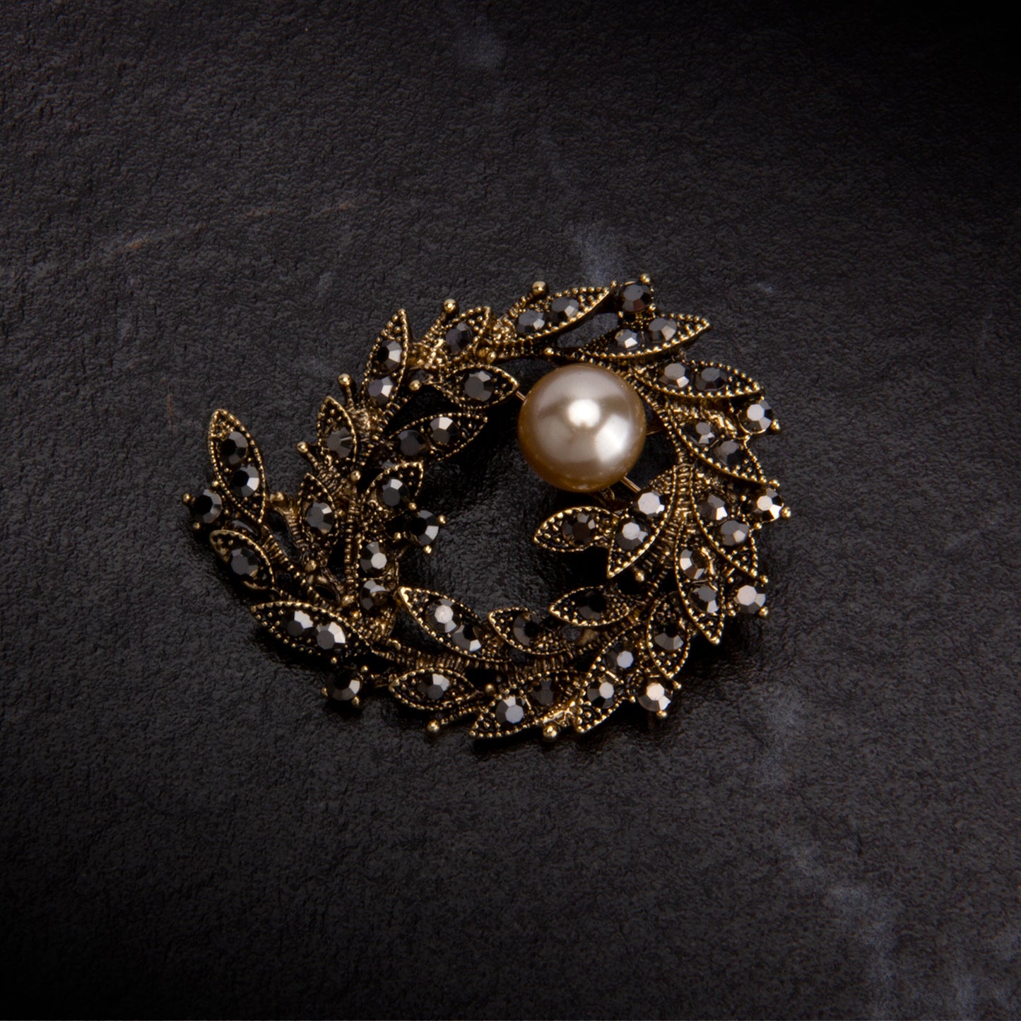 UJOY Vintage-style Pearl Brooch Lapel Pin Wedding Accessories Brooch Pin Jewelry Gift for Wife Mom