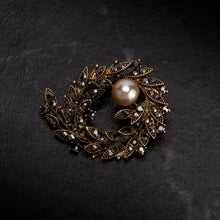 Load image into Gallery viewer, UJOY Vintage-style Pearl Lei Brooch Lapel Pin Wedding Accessories Brooch Pin Jewelry Gift for Wife Mom