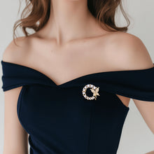 Load image into Gallery viewer, UJOY Gold Pearl Wreath Brooch Elegant Flower Brooch Pin for Women Men Wedding Party Gentleman&#39;s Essentials