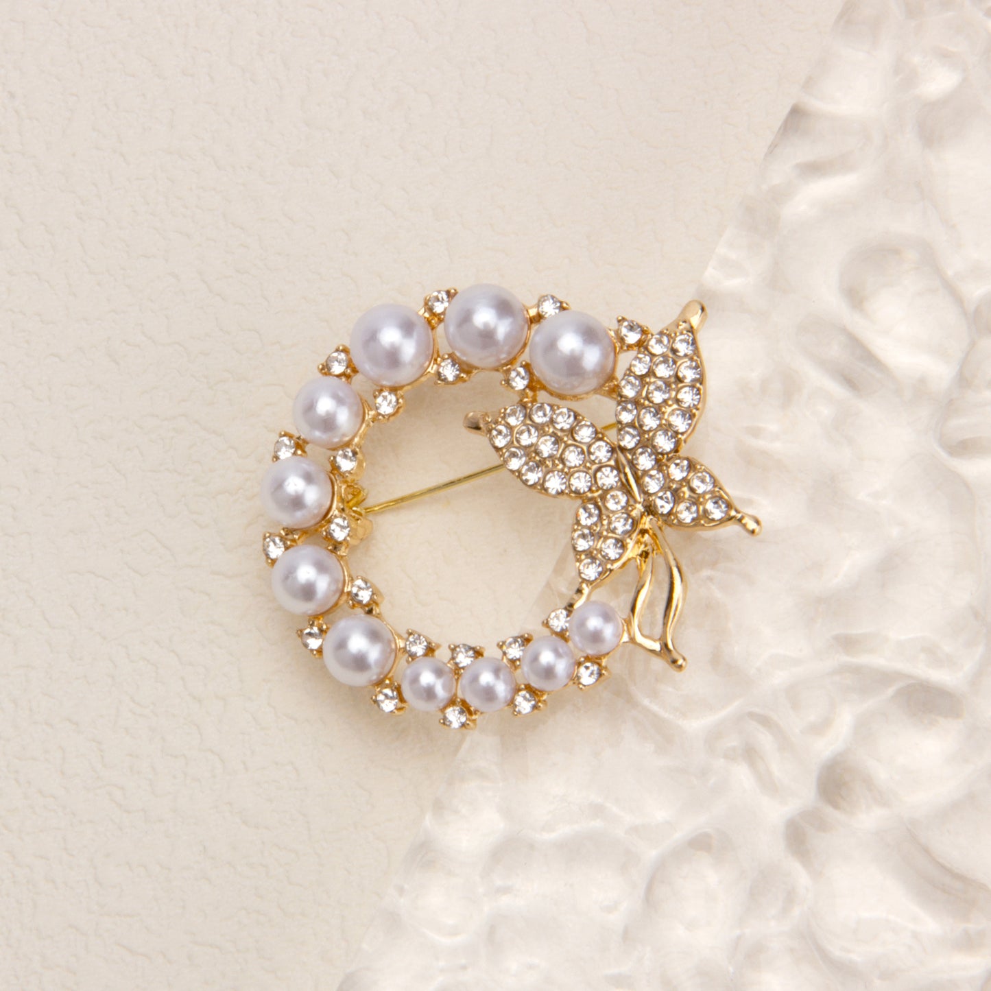 UJOY Gold Pearl Wreath Brooch Elegant Flower Brooch Pin for Women Men Wedding Party Gentleman's Essentials
