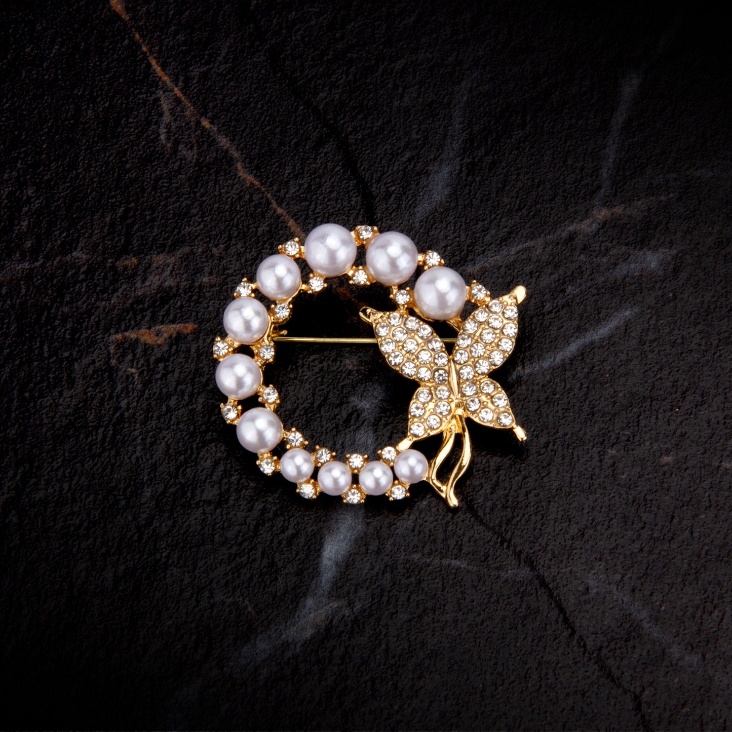 UJOY Gold Pearl Wreath Brooch Elegant Flower Brooch Pin for Women Men Wedding Party Gentleman's Essentials