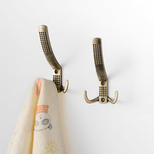 Cargar imagen en el visor de la galería, SARIHOSY Bronze Clothes Hook Retro Coat Hook Towel Wall Hook Bathroom Hook Home Coat Hook Multifunctional Creative Hook