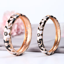 Cargar imagen en el visor de la galería, UJOY classic black white hinge bangles set star flower design